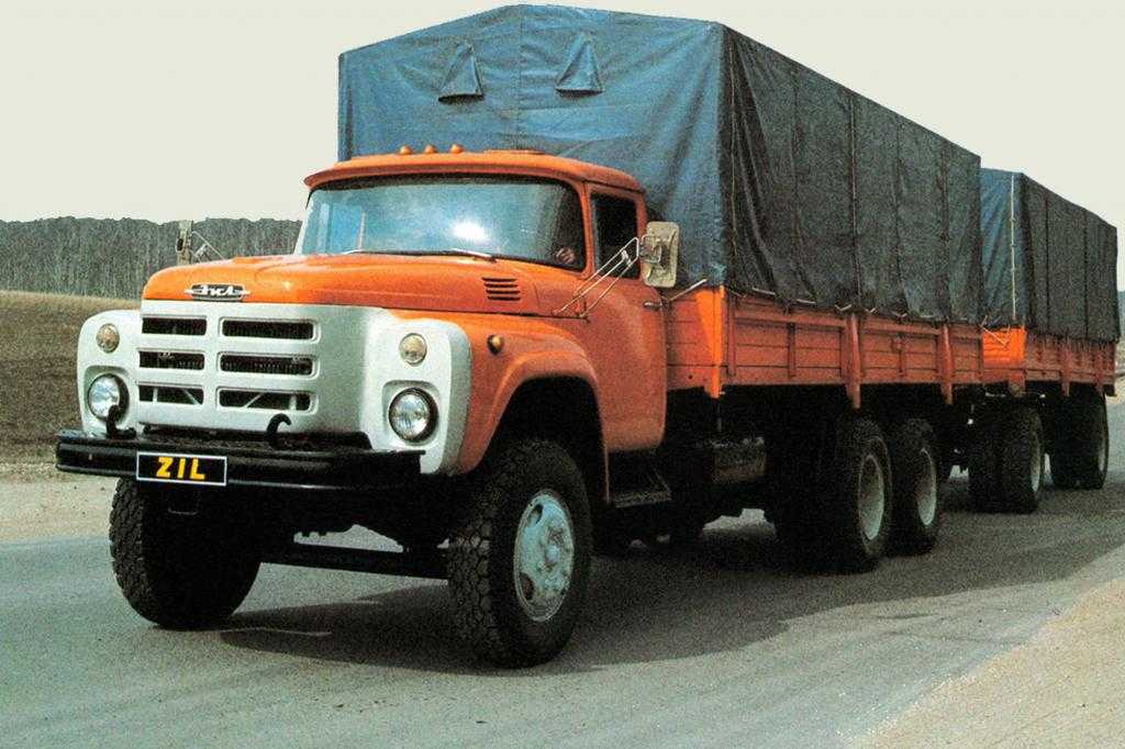 Автомобиль ЗИЛ-130 мог перевозить груз весом до 6 тонн