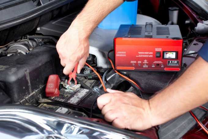 Узнайте, как зарядить автомобильный аккумулятор зарядным устройством