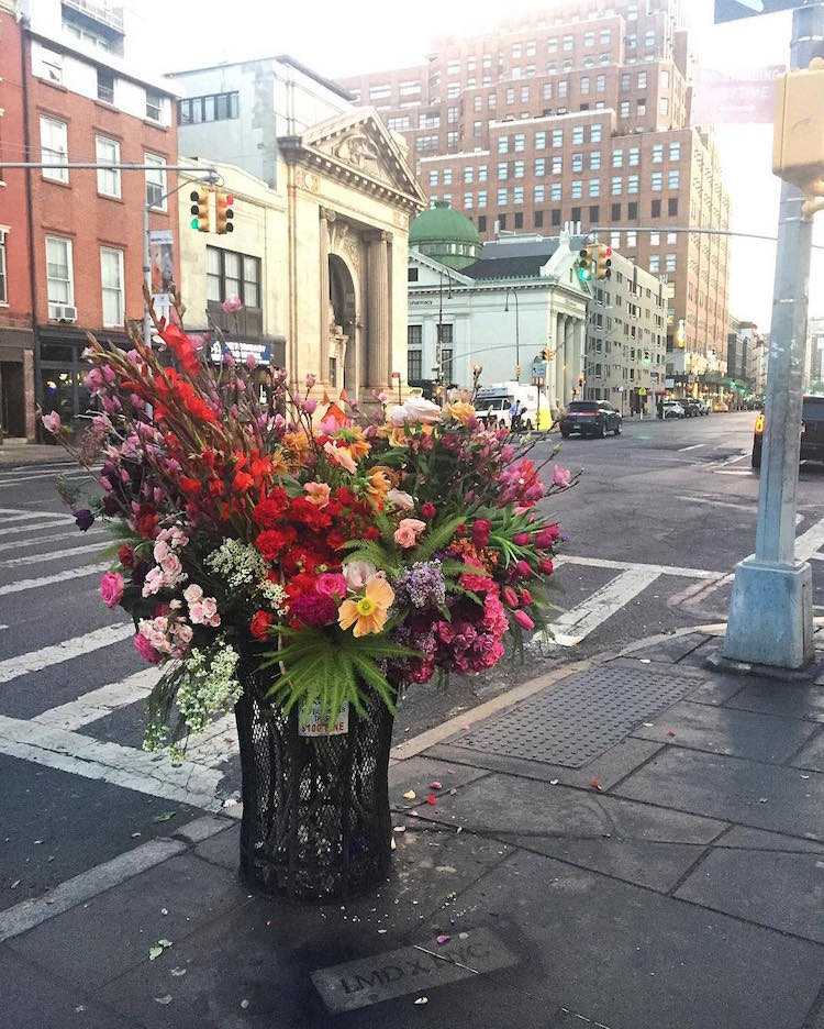 цветы в мусорке
