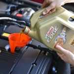 Почему быстро чернеет масло в двигателе? Подбор масла по автомобилю. Сроки замены масла в двигателе автомобиля