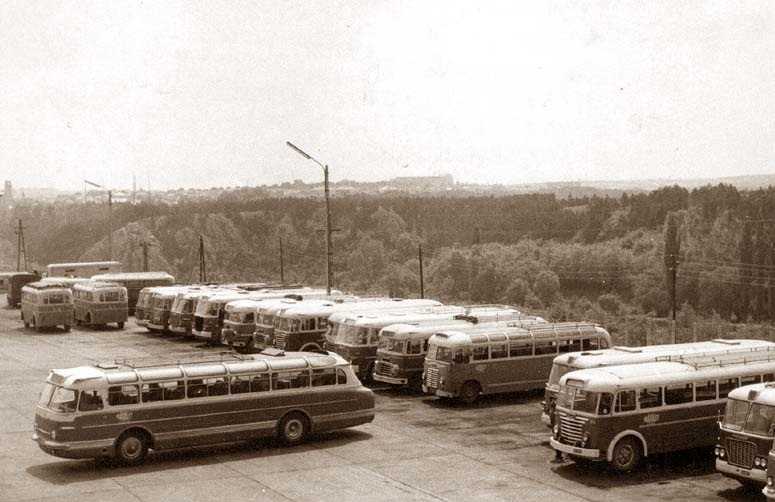 Венгрия, Икарус 55 на фоне автобусов